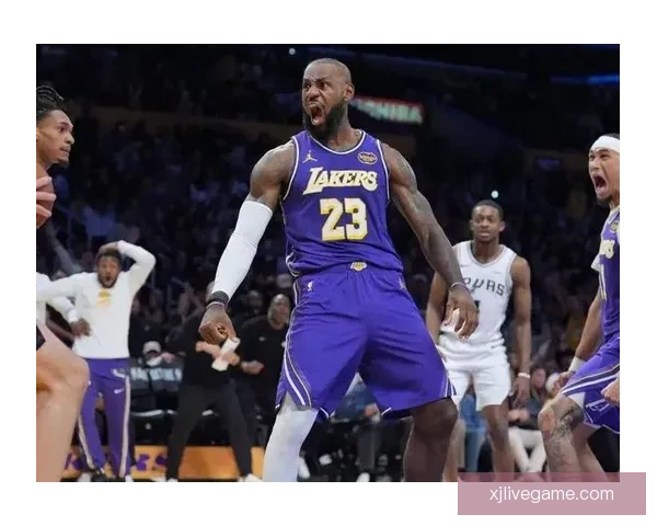 詹姆斯本赛季85次扣篮超前两季获赞退役后应拿五千万年薪